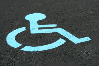 STATIONNEMENT POUR PERSONNES À MOBILITÉ RÉDUITE : LES AMENDES AUX CONTREVENANTS SERONT AUGMENTÉES