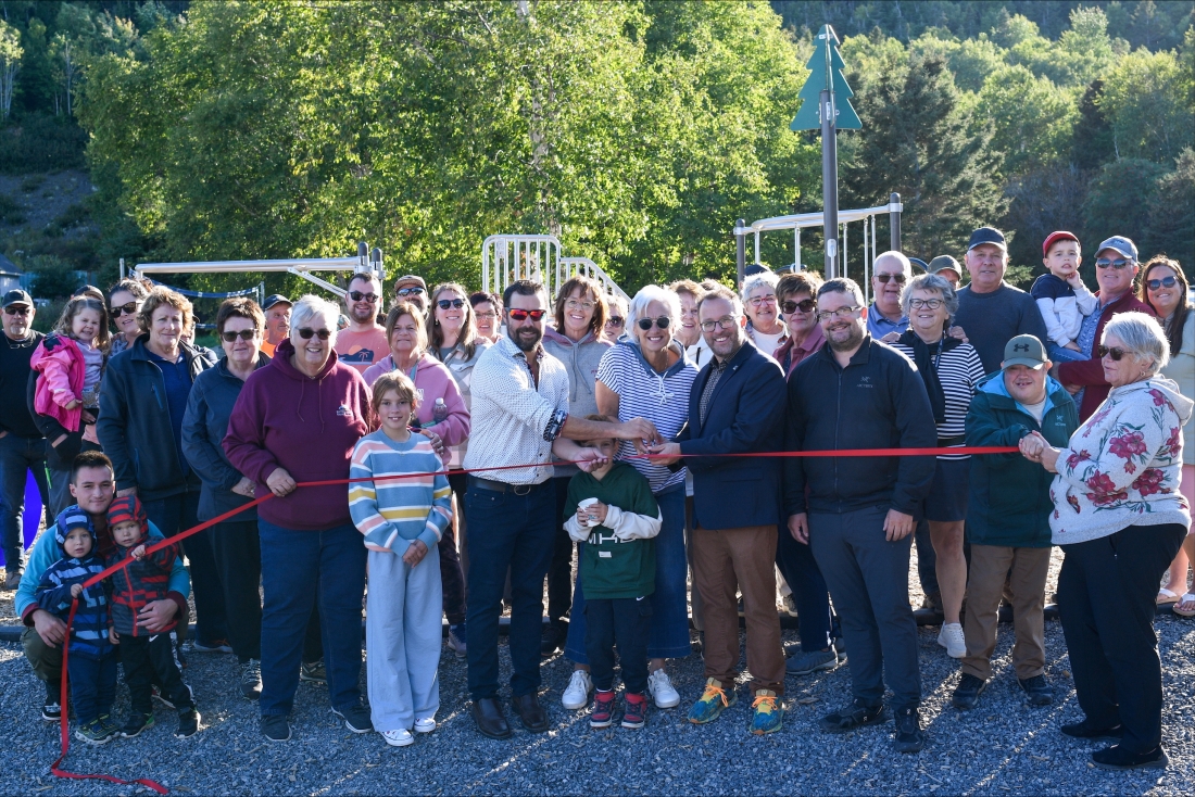 LA VILLE DE GASPÉ INAUGURE UNE NOUVELLE AIRE DE JEUX DANS LE SECTEUR DU PÔLE DES LOISIRS DE PETIT-CAP
